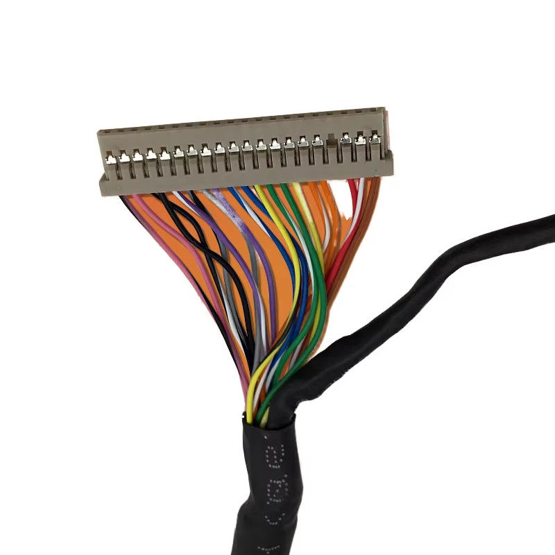 Yüksek hızlı sinyal istikrarı için tasarlanmış güvenli bağlantılar ve kalkanlı çiftlerle hassas LVDS kablo montajı